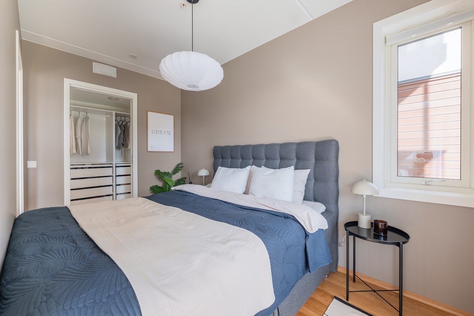 Her har du god plass til stor dobbeltseng og nattbord på hver side. Galleribilde