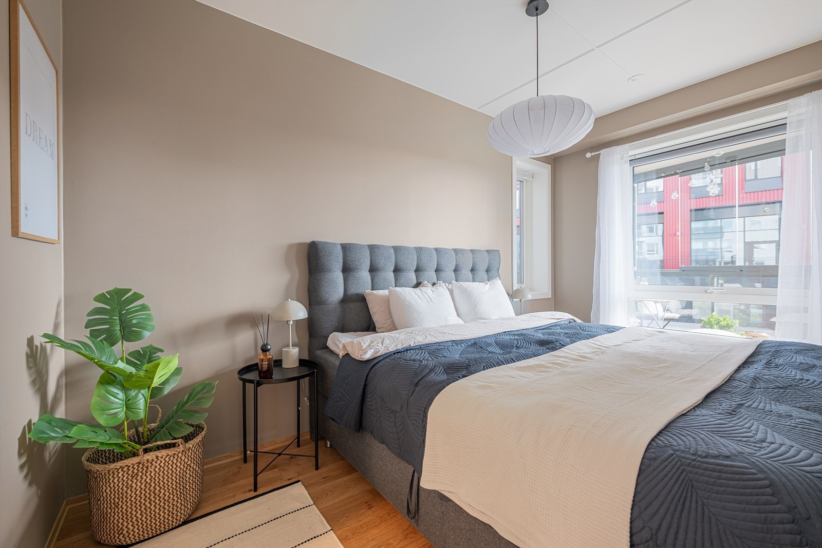 Store vindusflater som vender mot rolig område. Galleribilde