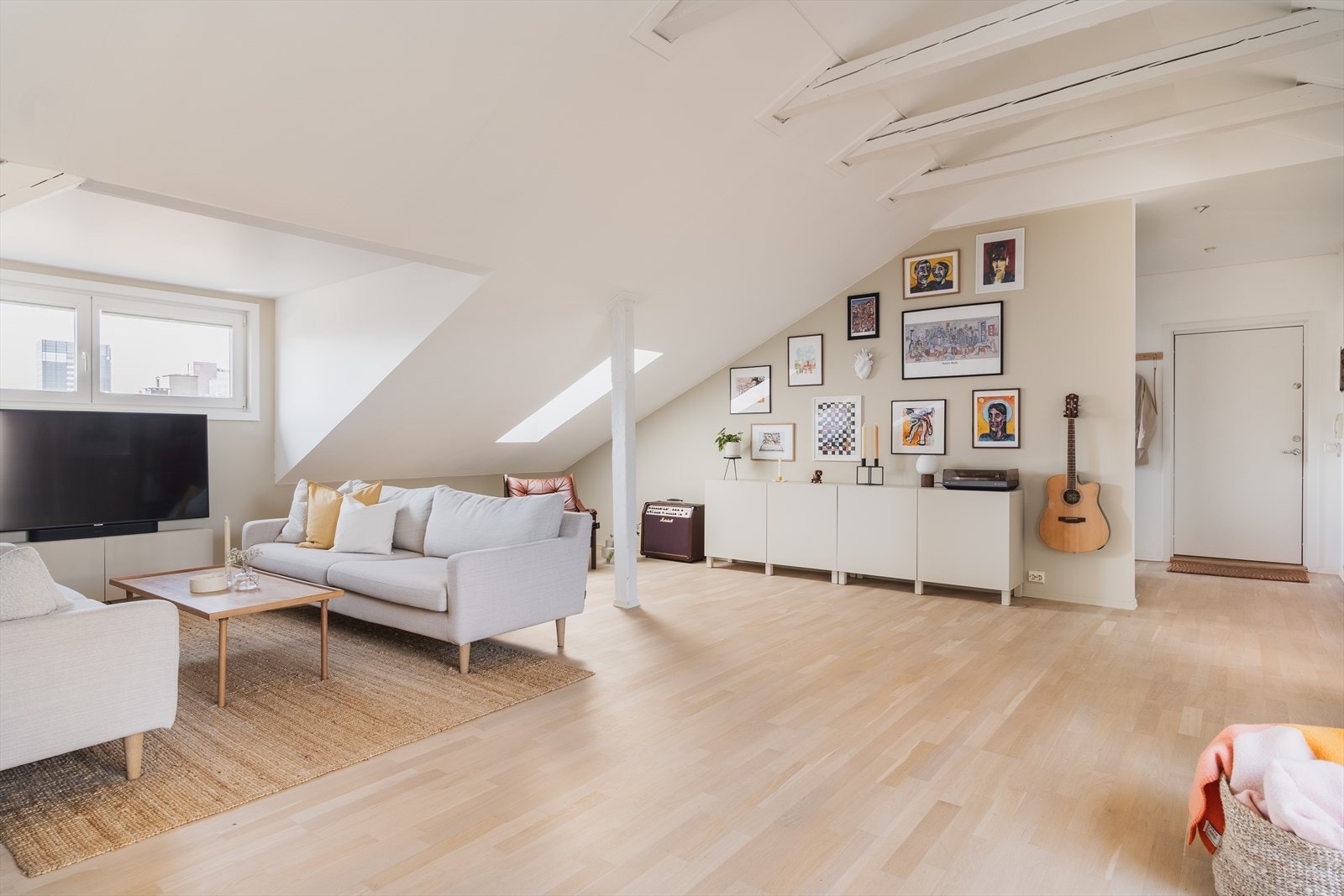 Leiligheten har en særdeles god takhøyde som gir en god og luftig atmosfære. I stuen har man plass til stor sittegruppe, kontor, daybed m.m Galleribilde