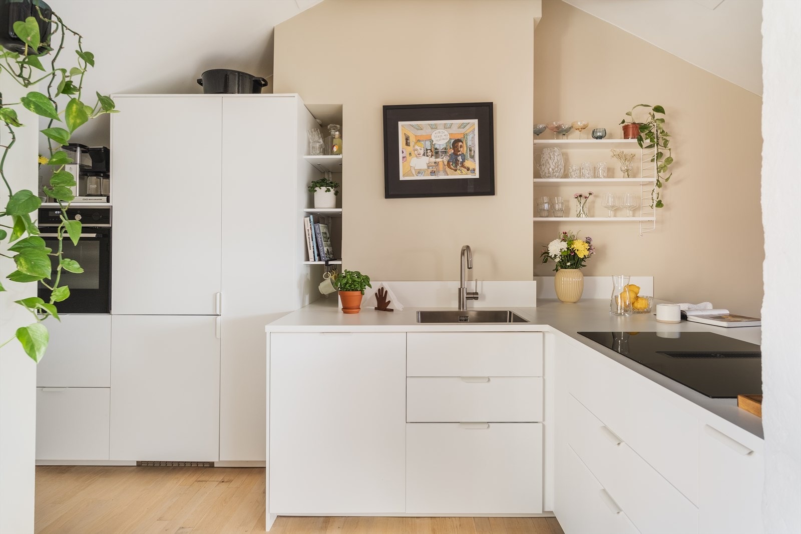 Tilstrekkelig med skap og benkeplass Galleribilde