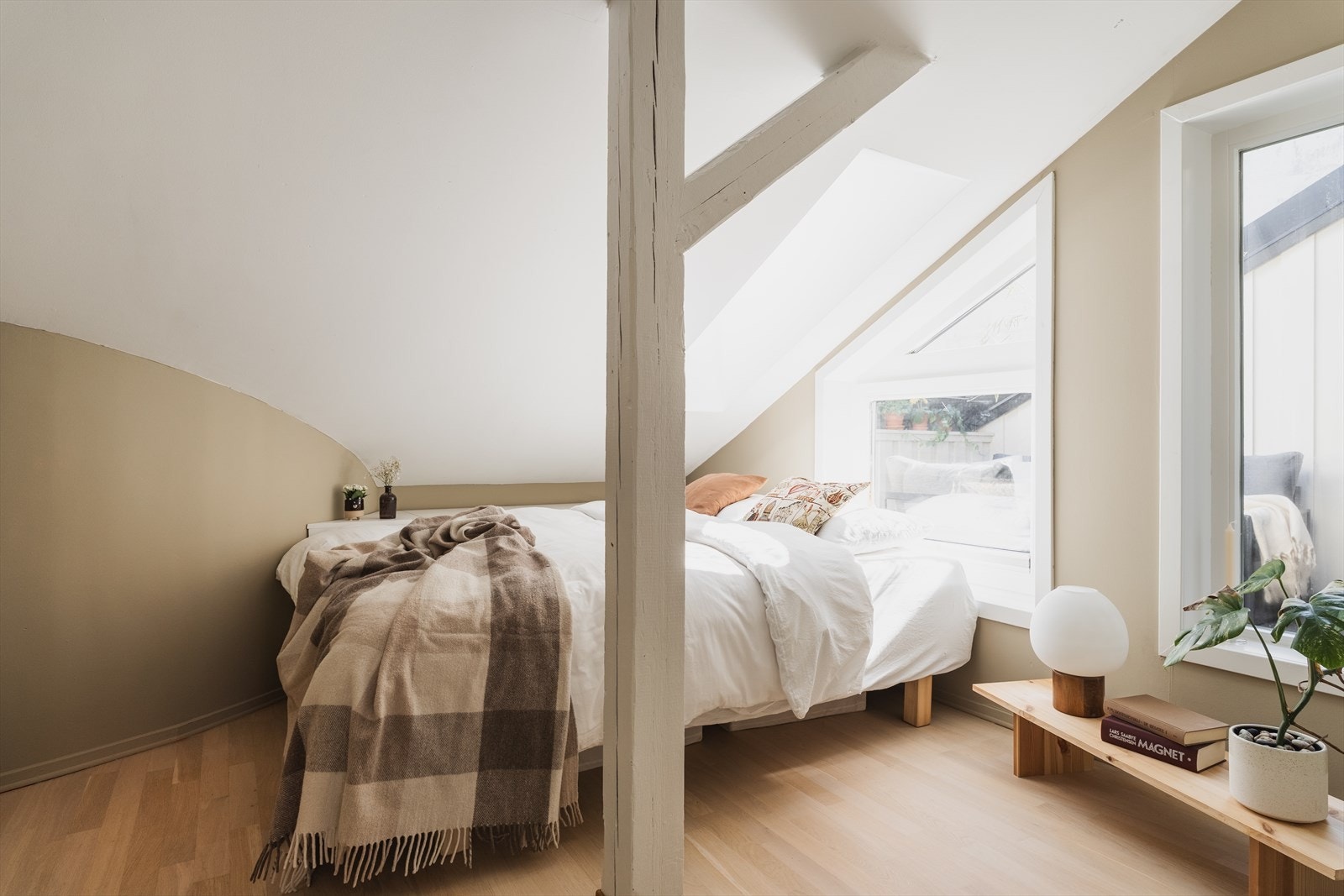 Soverom to med plass til dobbeltseng og egen spesialtilpasset garderobe, samt kommode ved seng Galleribilde