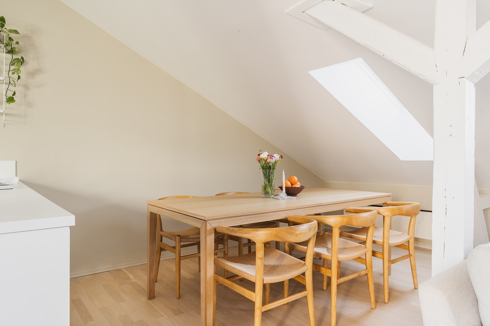 Hyggelig spiseplass med direkte tilknytning til kjøkkenet med skuffer og skap på begge sider av kjøkkenet Galleribilde