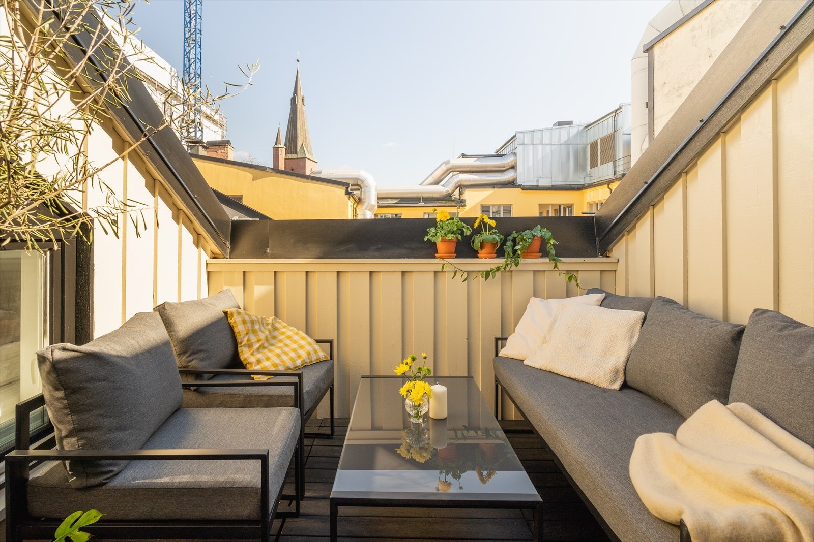 8 kvm terrasse med mange soltimer. God plass til sittegruppe og grill. Skjermet og hyggelig Galleribilde
