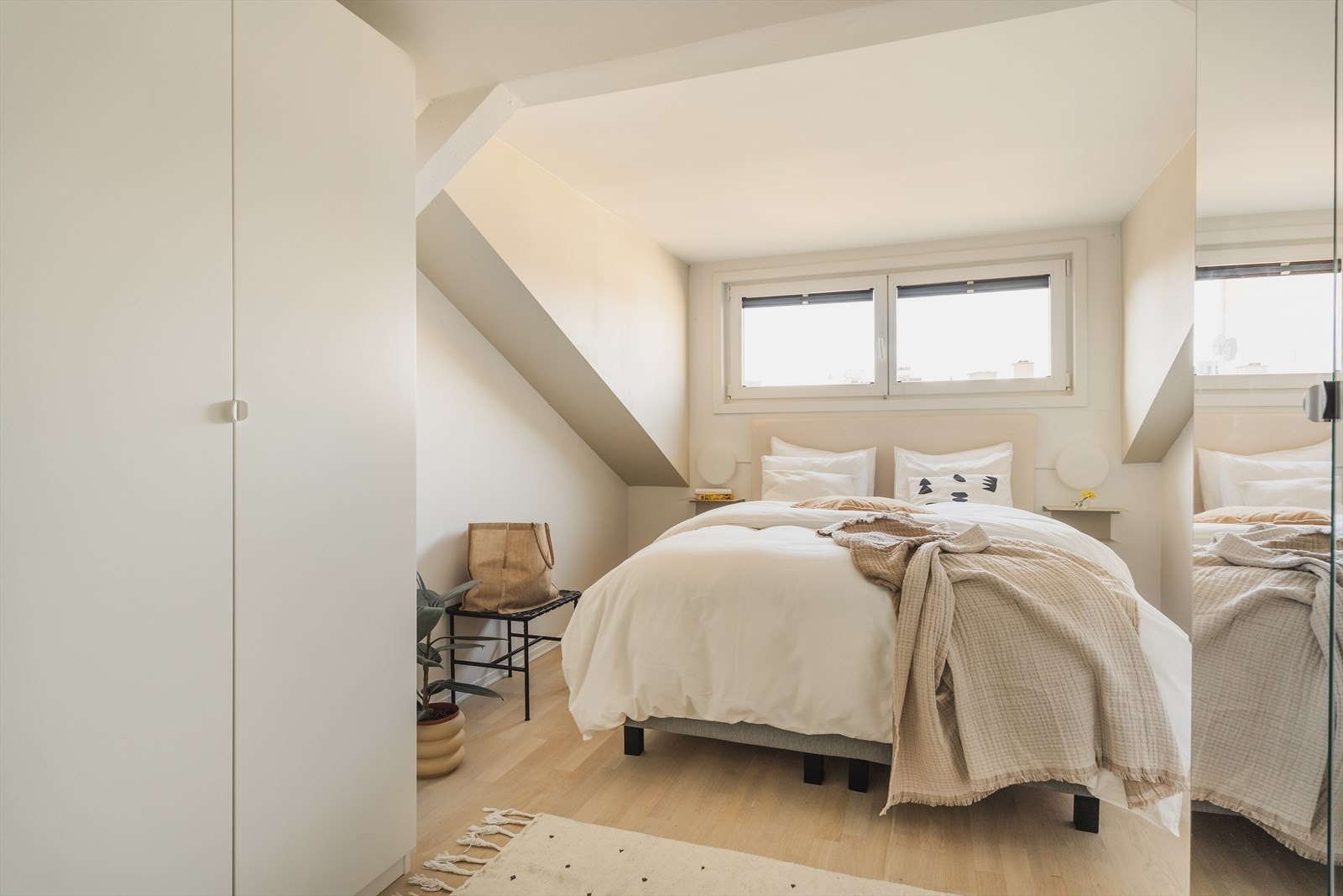 Hovedsoverom med plass til stor dobbeltseng og god med lagring Galleribilde