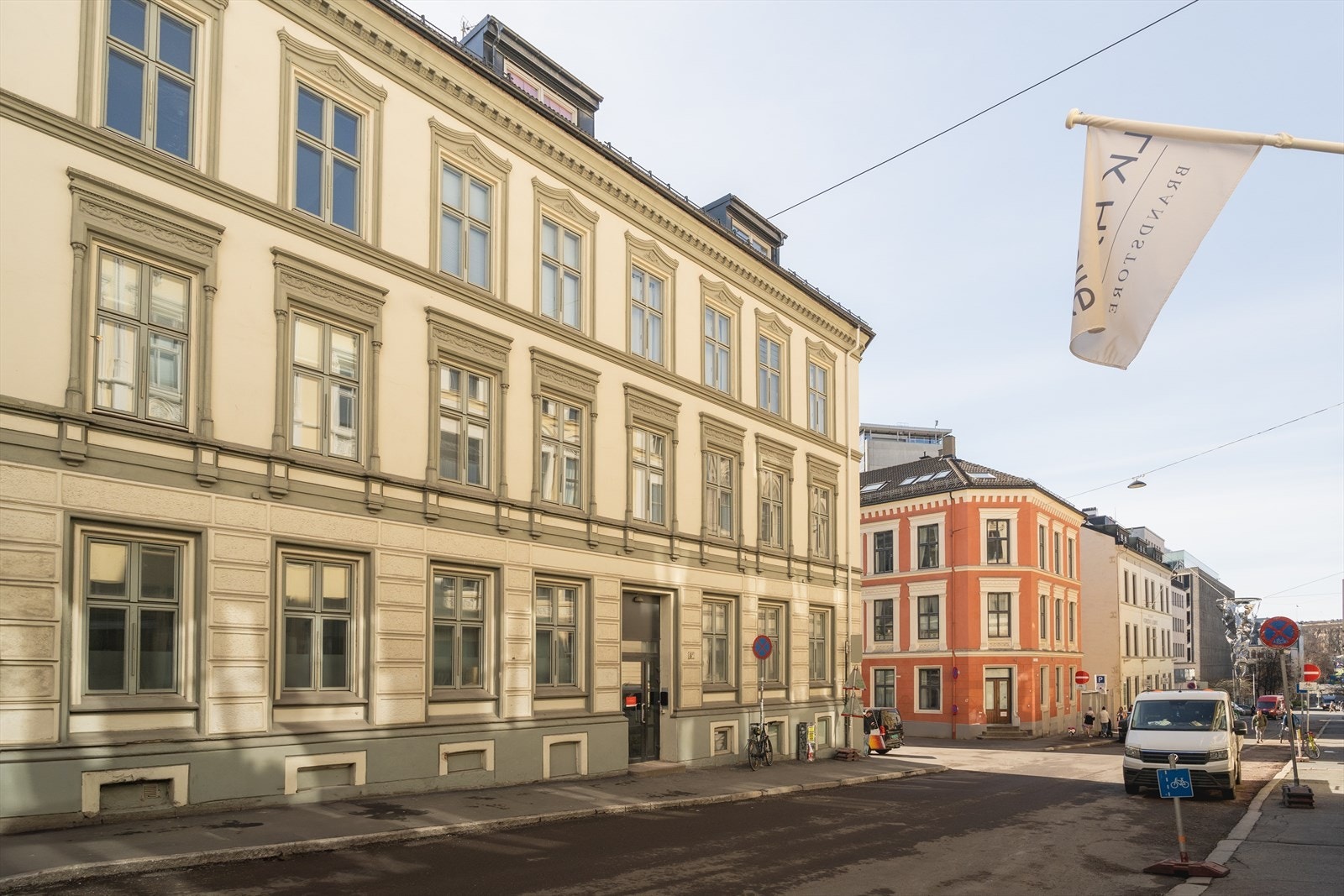 Pen og klassisk fasade Galleribilde