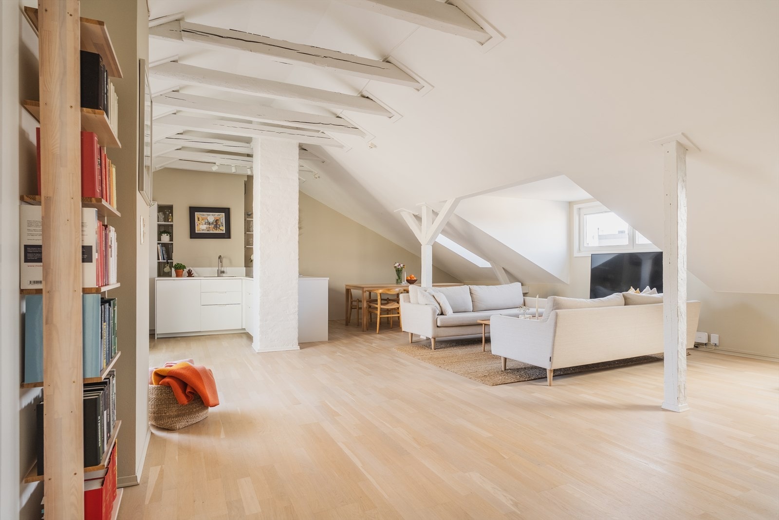 Videre inn i en stor og åpen stue kjøkken. Kjøkkenet er nylig oppusset og holder en meget fin stil Galleribilde