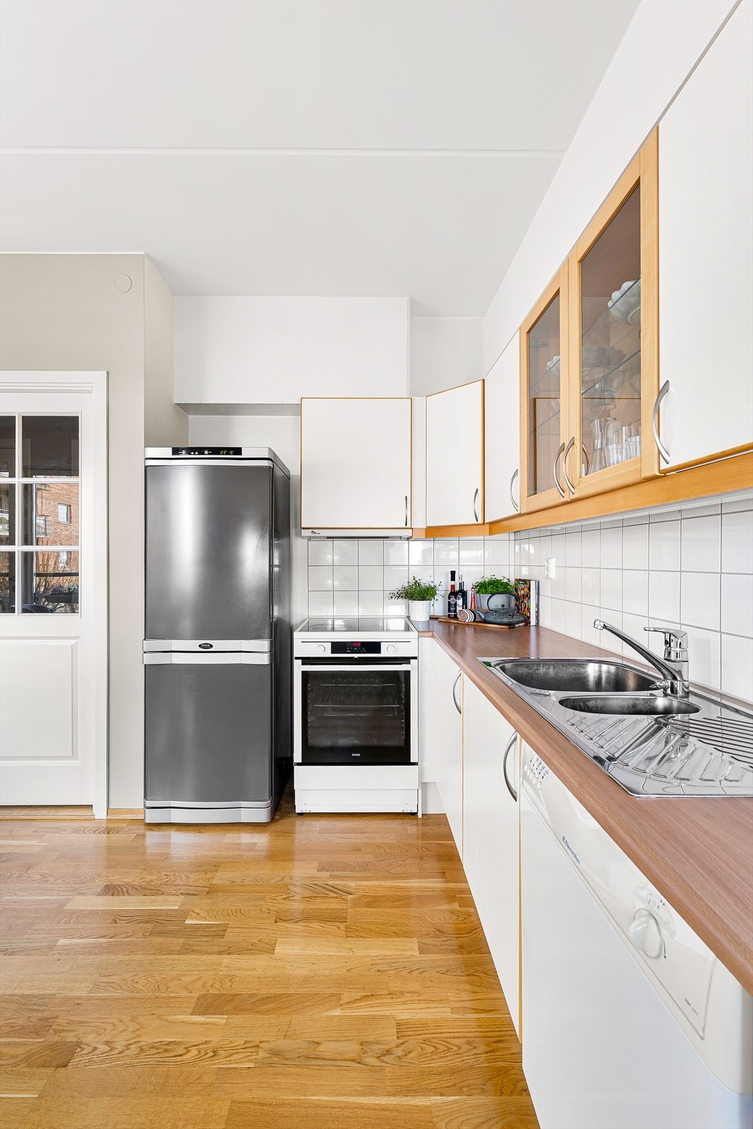 Videre så er det frittstående kjøl/fryseskap, oppvaskmaskin, komfyr og ventilator med mekanisk avtrekk. Galleribilde
