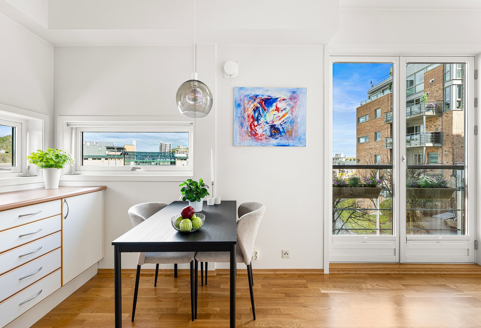En innholdsrik og sentral selveierleilighet med arealeffektiv planløsning. Leiligheten disponerer en garasjeplass i felles garasjekjeller med installert ladeboks for elbil. Galleribilde