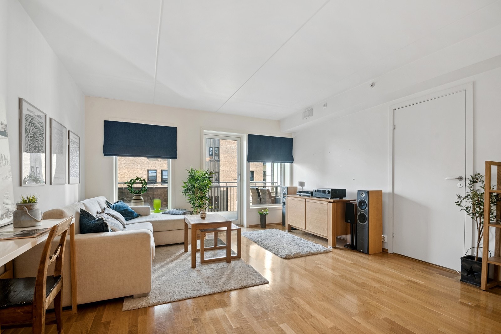 Det er plass til salong og spisegruppe i stuen. Det er utgang til balkongen. Galleribilde