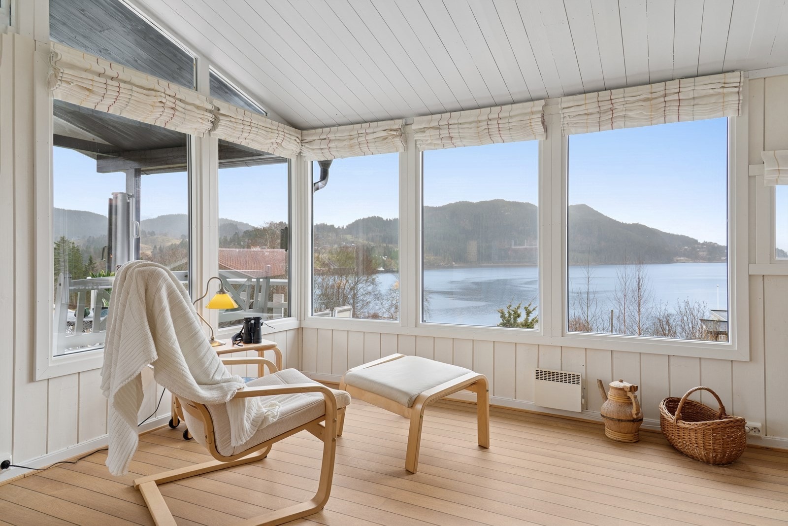 Fra stuen kan man nyte flott utsikt over fjorden! Galleribilde