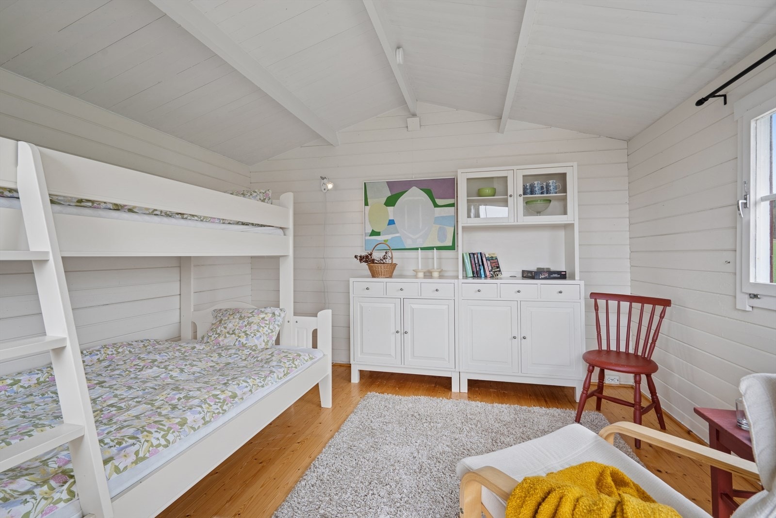 Annekset er flott innredet som soverom og er et ypperlig ekstra rom når man har gjester på besøk. (Se punkt "ferdigattest") Galleribilde