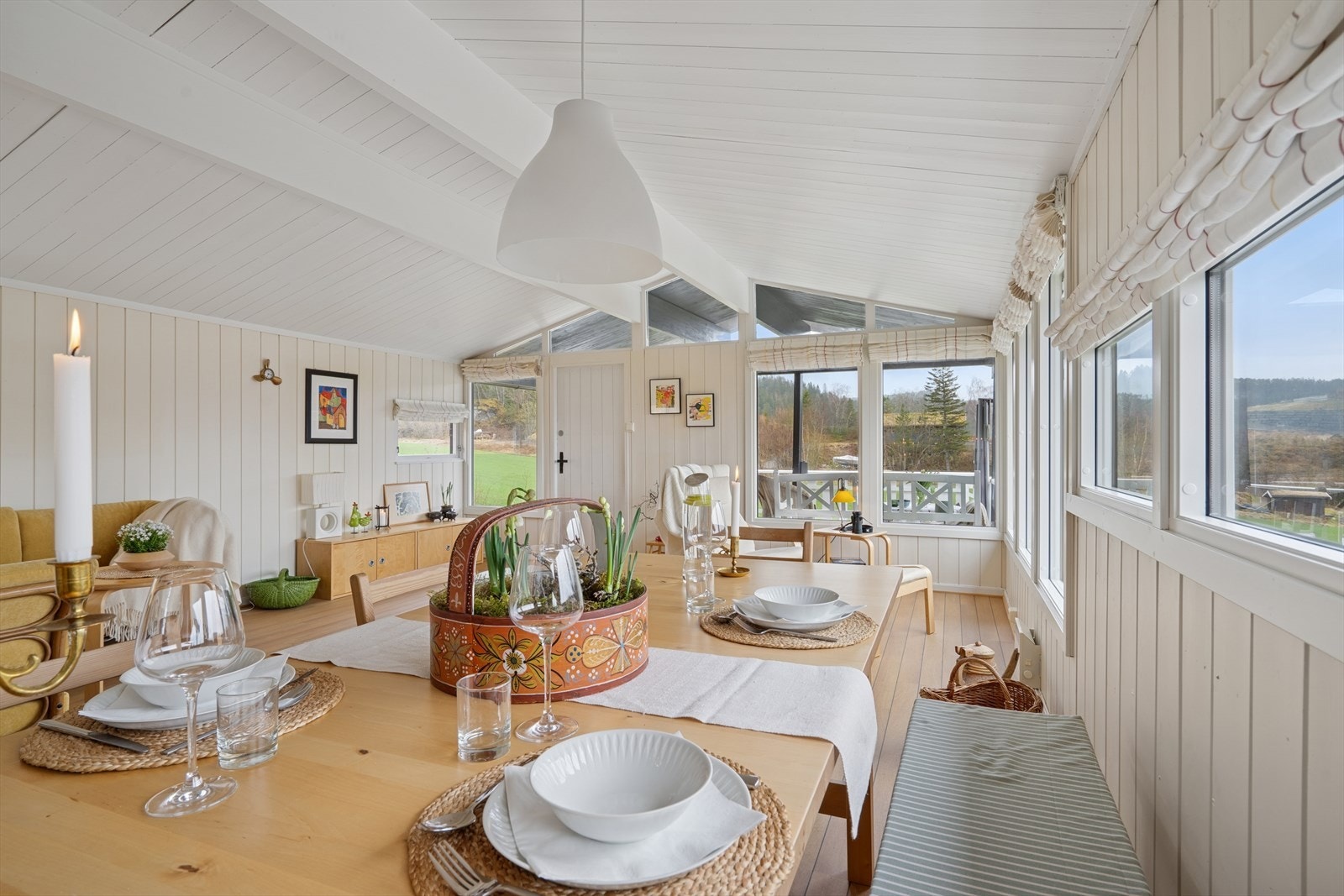 Her har man god plass til å dekke langbord og invitere gjester på besøk. Galleribilde