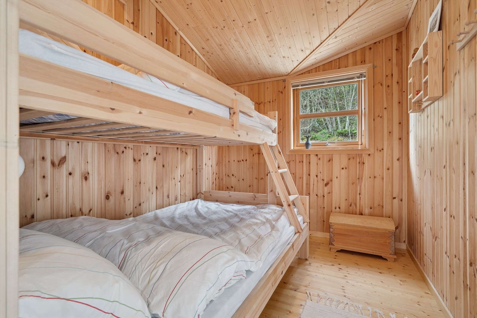 Soverom 2 passer ypperlig som gjesterom eller barnerom og er i dag innredet med familiekøye. Galleribilde