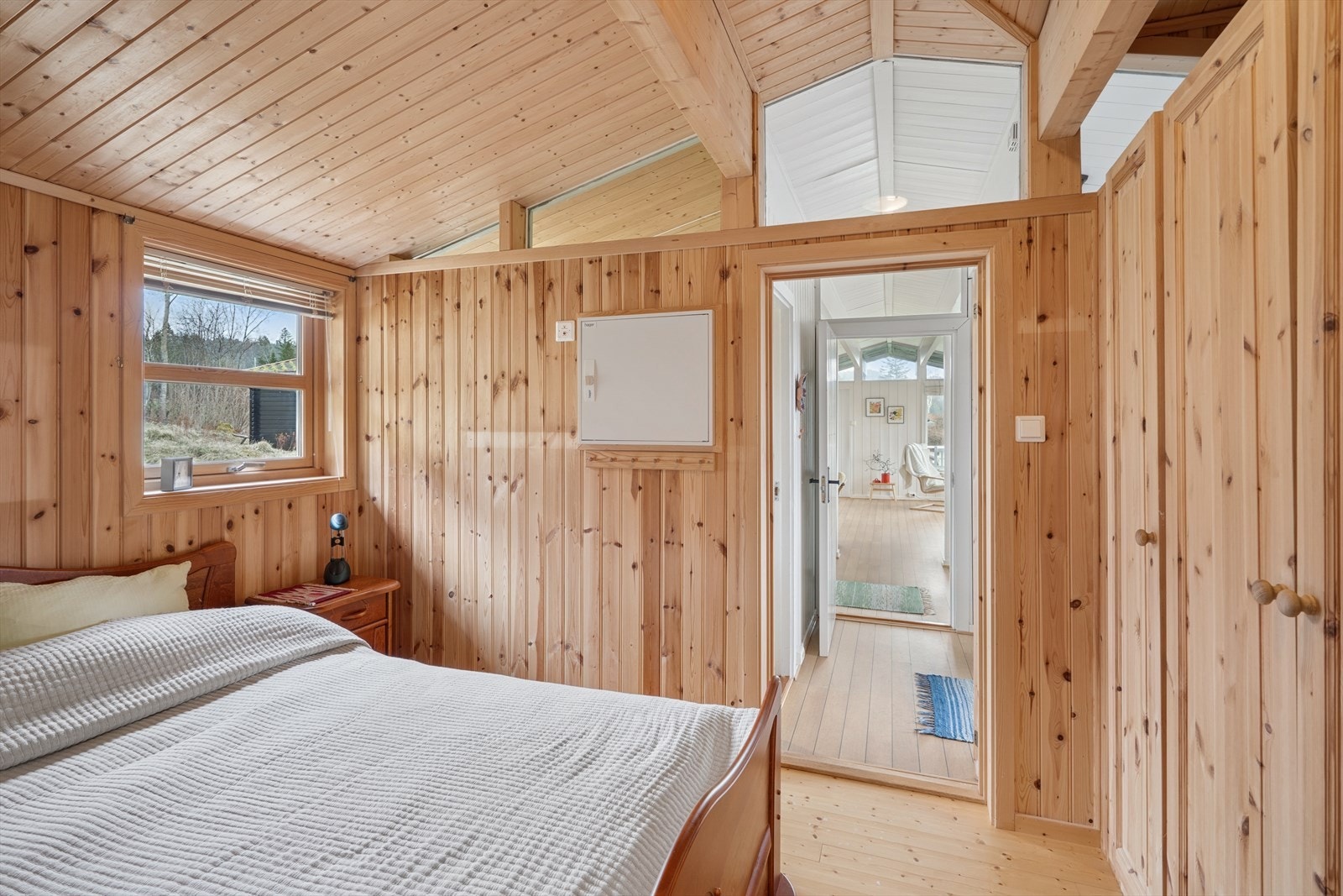 Soverom 1 benyttes som hovedsoverom og er av god størrelse. Rommet er utstyrt med garderobe og har god plass til dobbeltseng. Galleribilde