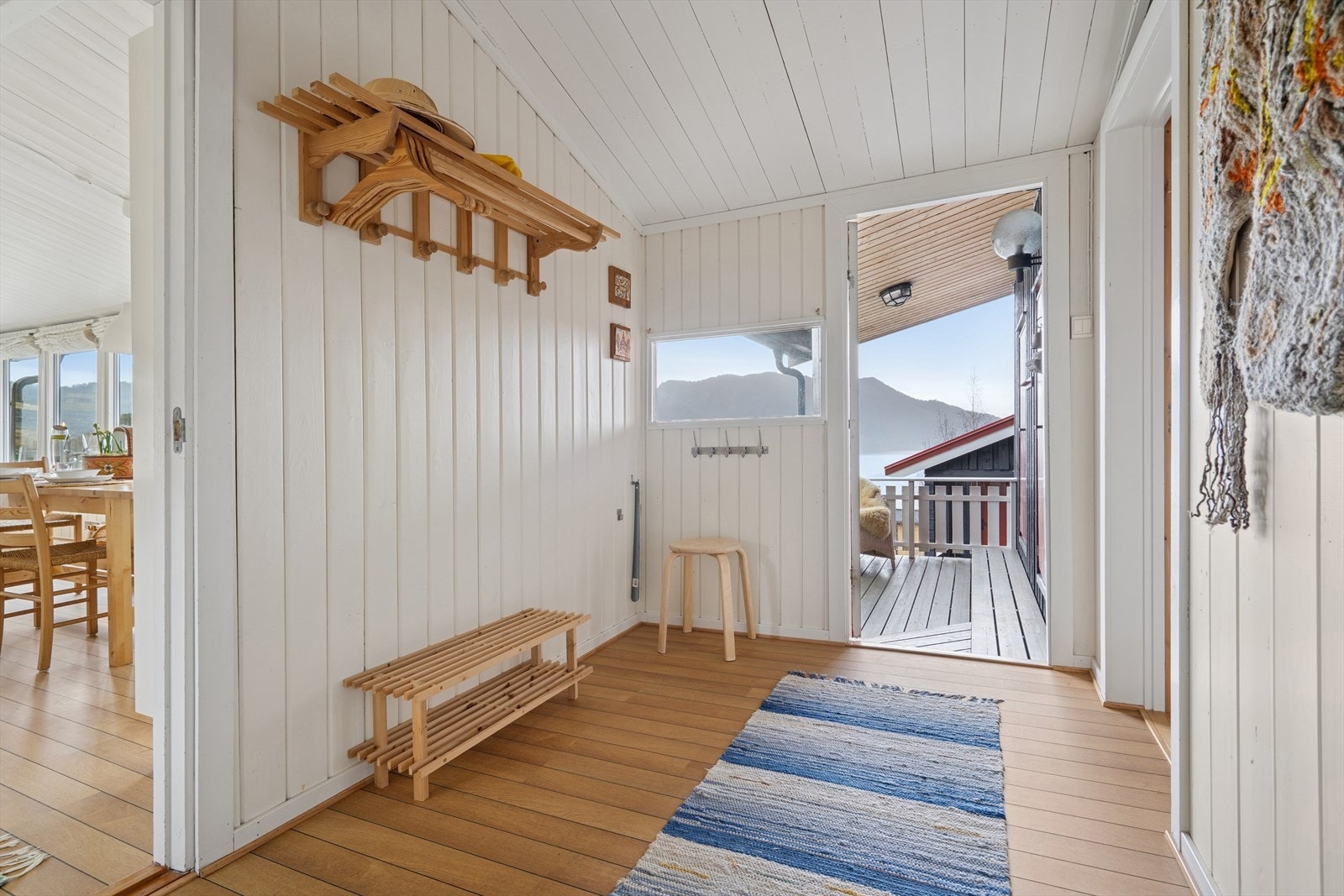 Velkommen inn! Romslig entré hvor man har god plass til å henge fra seg yttertøy og sko. Galleribilde