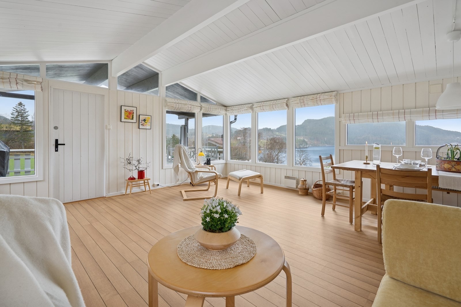 Stort allrom med stue og kjøkken i åpen løsning. Store vindusflater sørger for rikelig med lysinnslipp og gir en god romfølelse. Her har man god plass til å møblere i flere soner. Galleribilde