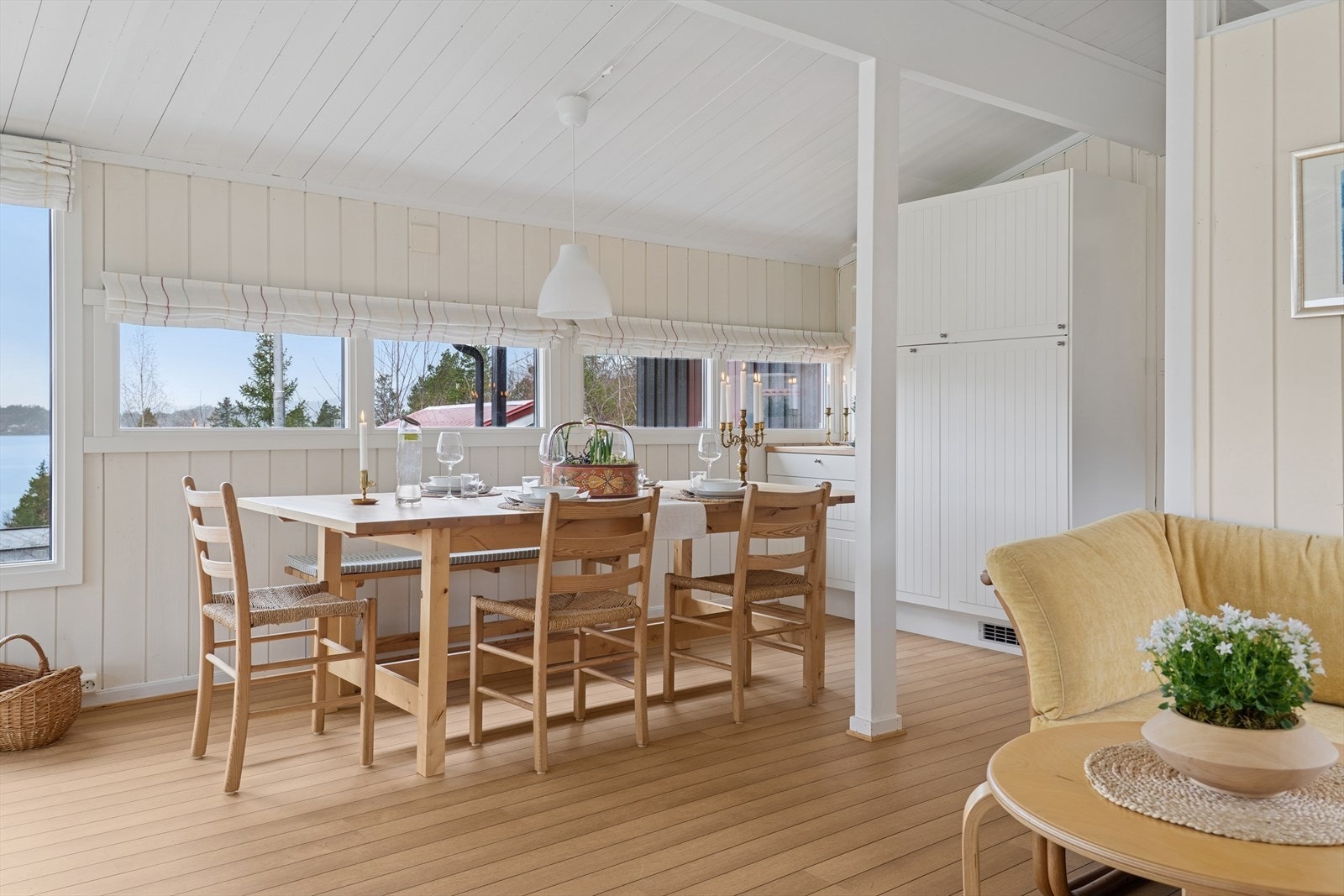 Stuen er på hele 30 kvm med utgang til solrik terrasse. Galleribilde