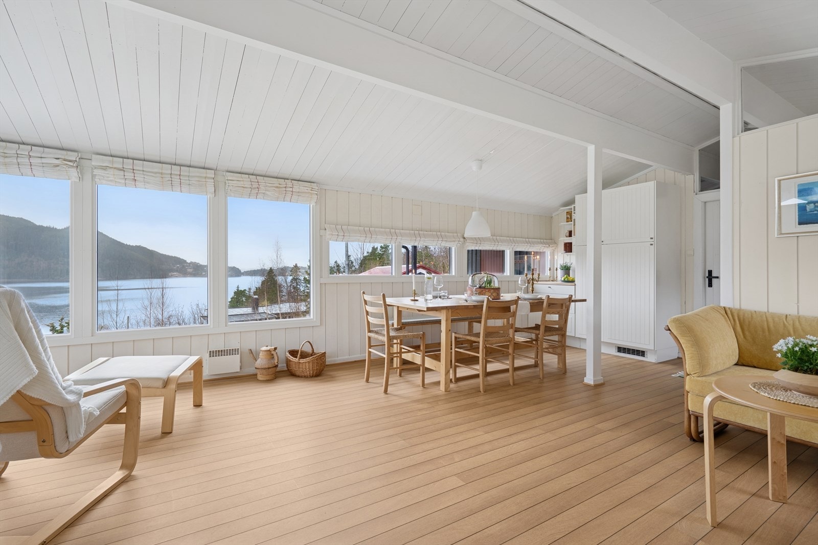 DNB Eiendom V/Maria Stokkan har gleden av å presentere Hesttrøa 27 - En lys og innholdsrik hytte med attraktiv beliggenhet og flott utsikt! Galleribilde