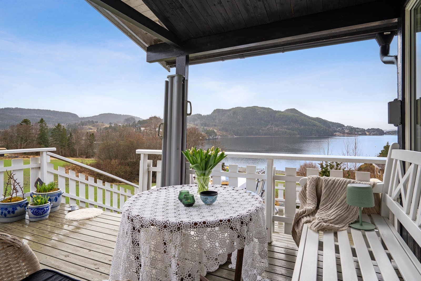 Delvis overbygget terrasse over to nivå hvor man har god plass til å møblere med sittegrupper. Galleribilde