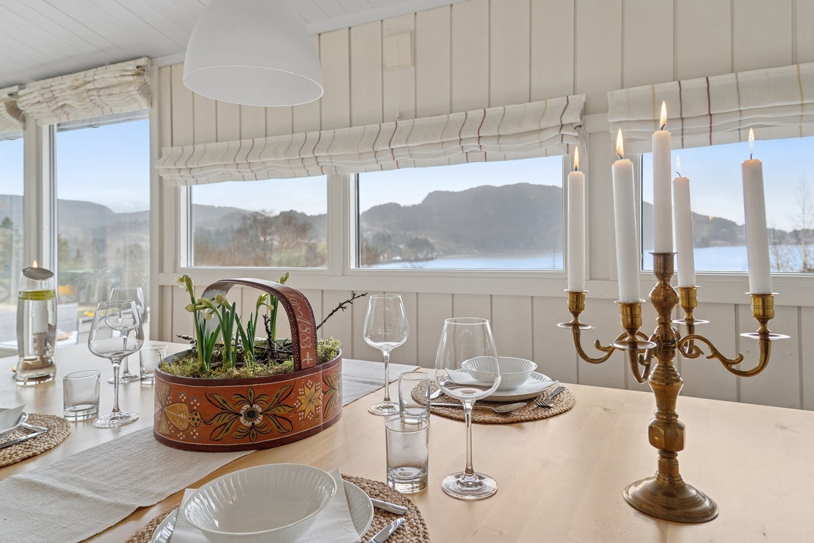 Lys og luftig stue med utsikt mot Trondheimsfjorden. Galleribilde