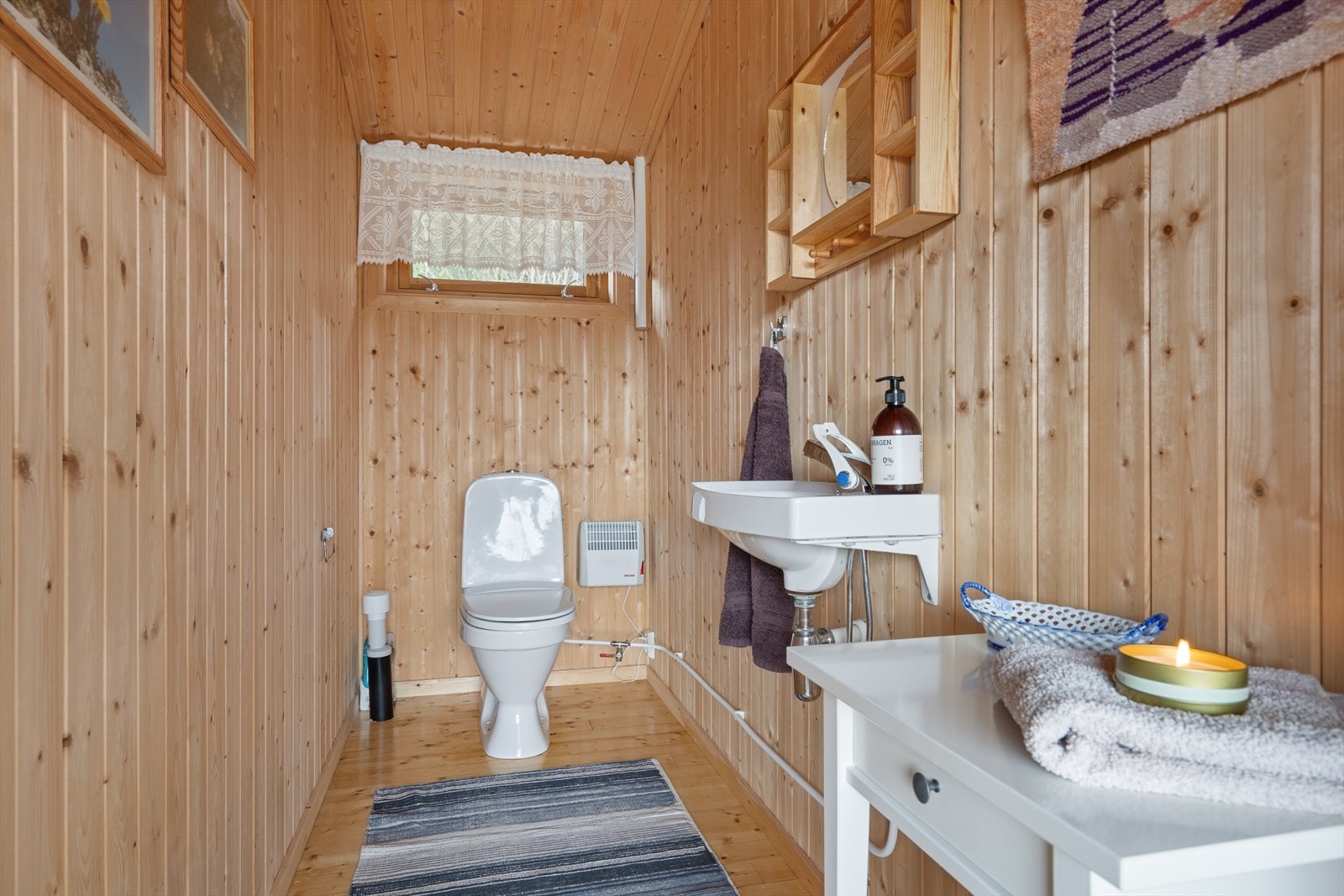 Toalettrom med inngang fra utsiden av hytta. Galleribilde