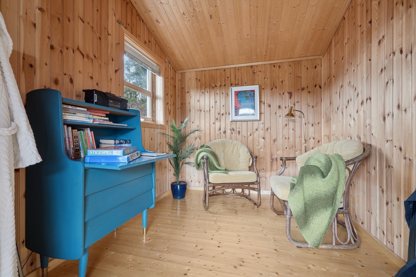 Bod som i dag er innredet som stue med tilkomst fra utsiden av hytta. (Se punkt "ferdigattest") Galleribilde