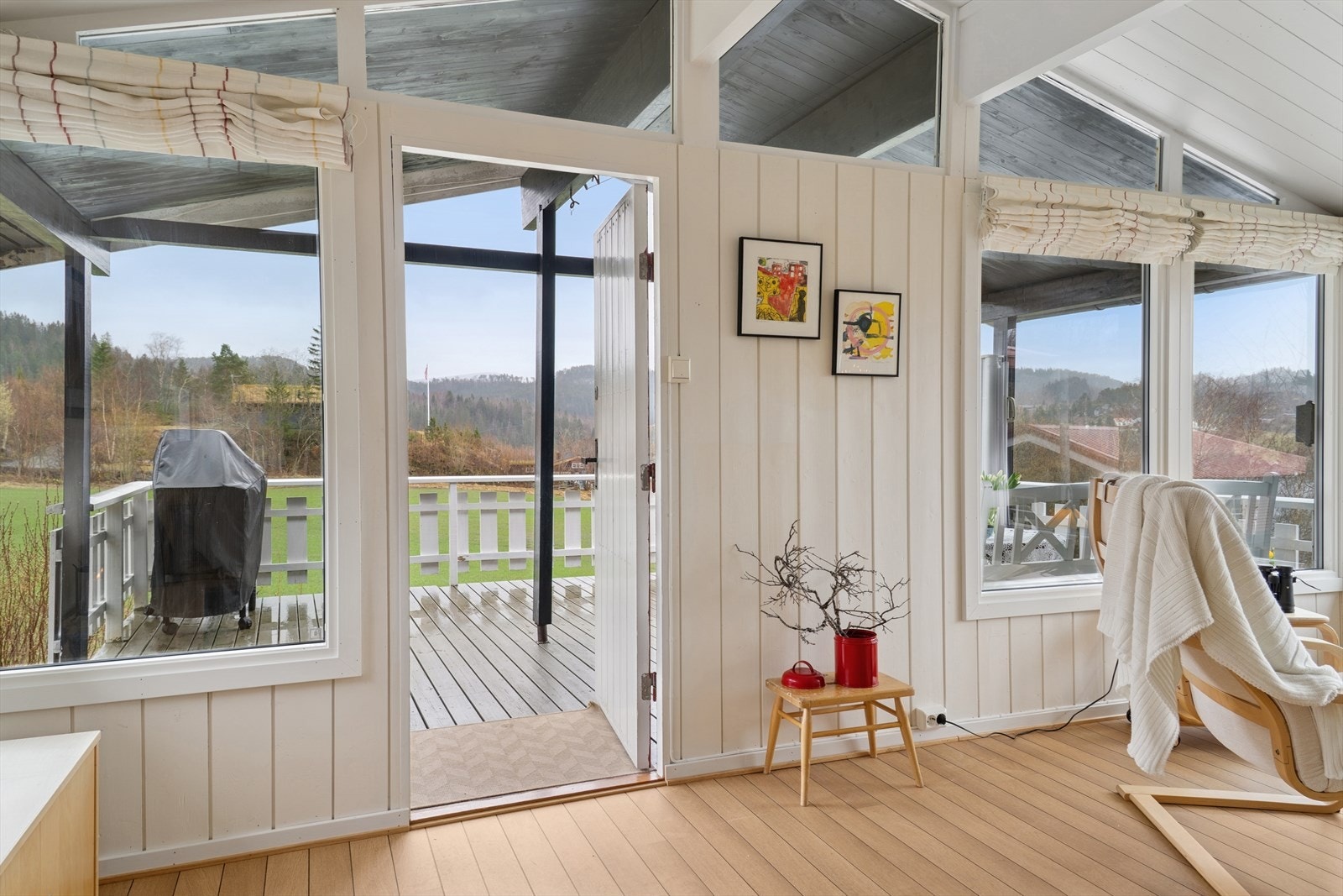 Fra stuen har man utgang til uteområdet. Galleribilde