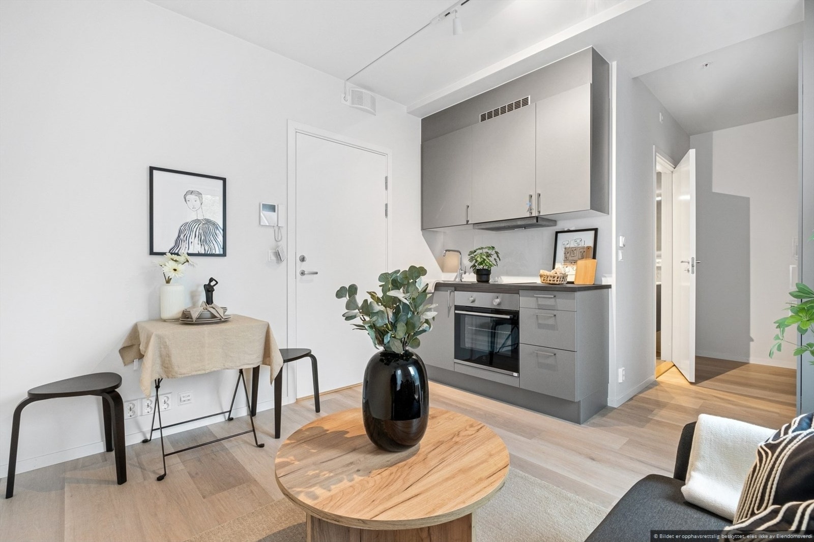 Kjøkkeninnredning fra HTH med slette fronter og laminat benkeplate. Galleribilde