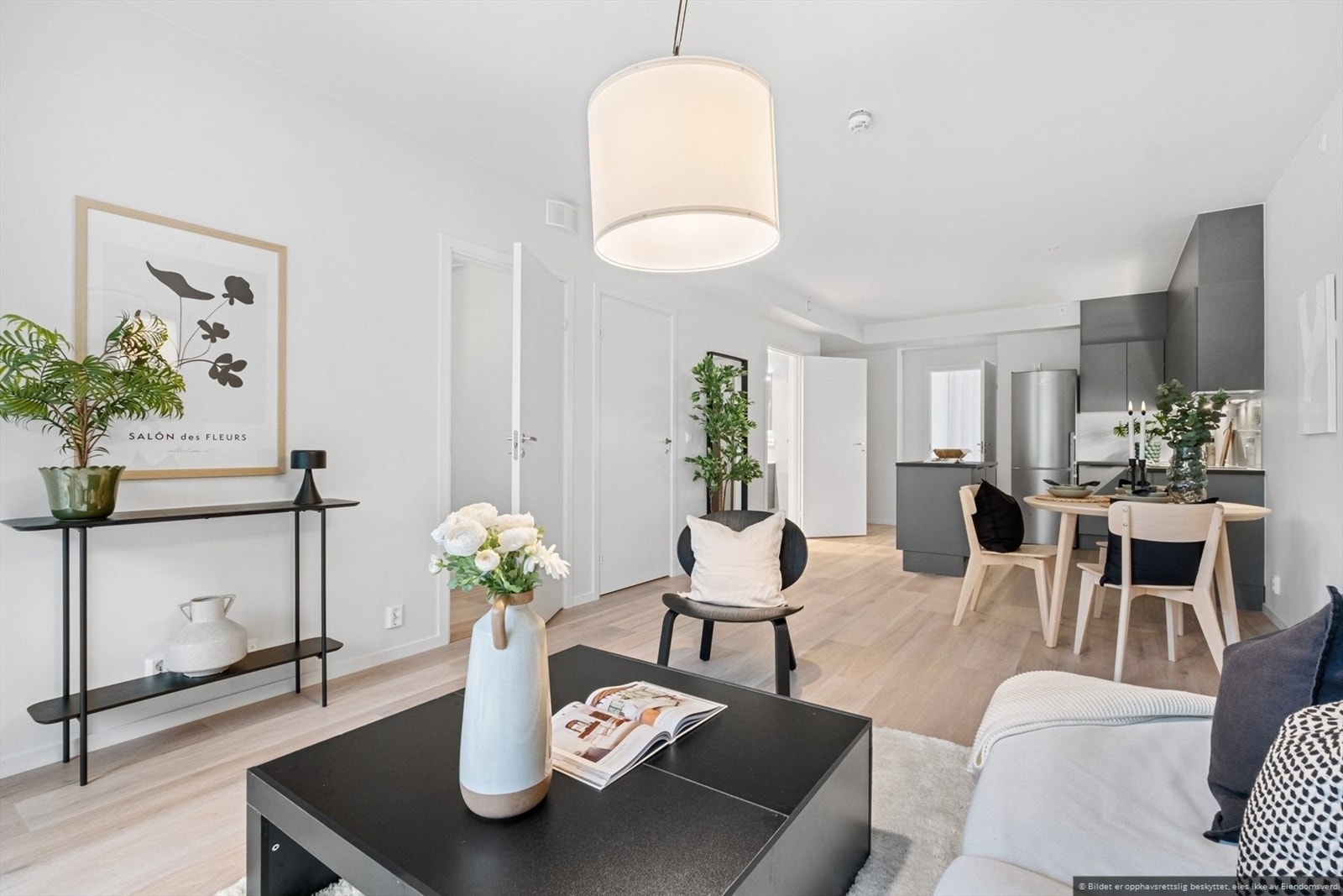 Den lyse og hyggelige stuen har en fin planløsning med plass til sofagruppe, spisebord og annet ønsket møbleme Galleribilde