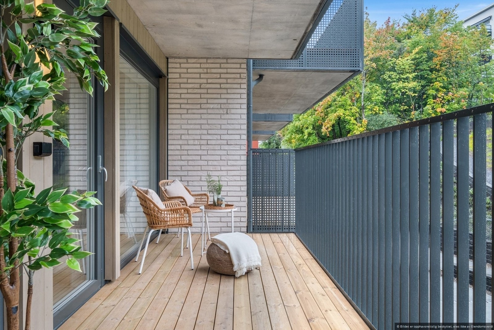 Balkongen har plass til utemøbler, beplantning og grill. Galleribilde