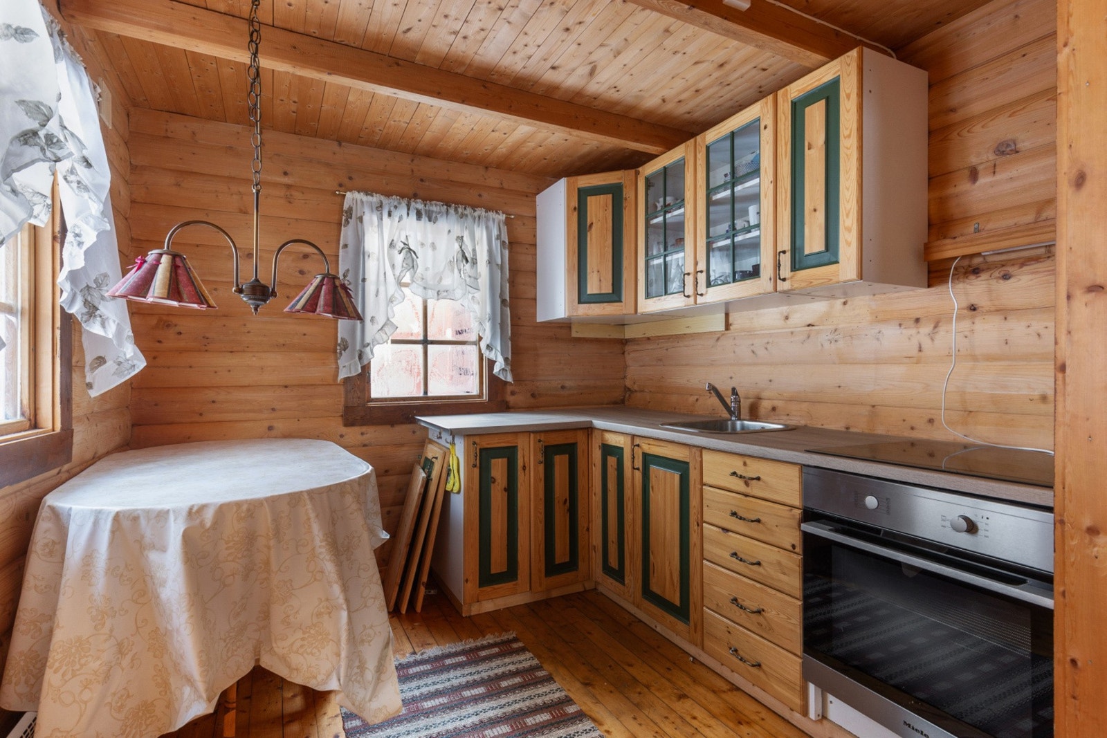 Plass for hyggelig spiseplass ved vinduet på kjøkkenet Galleribilde