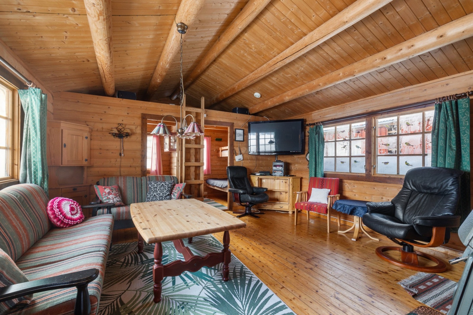 Store vindusflater gir hytten godt med naturlig lys inn Galleribilde