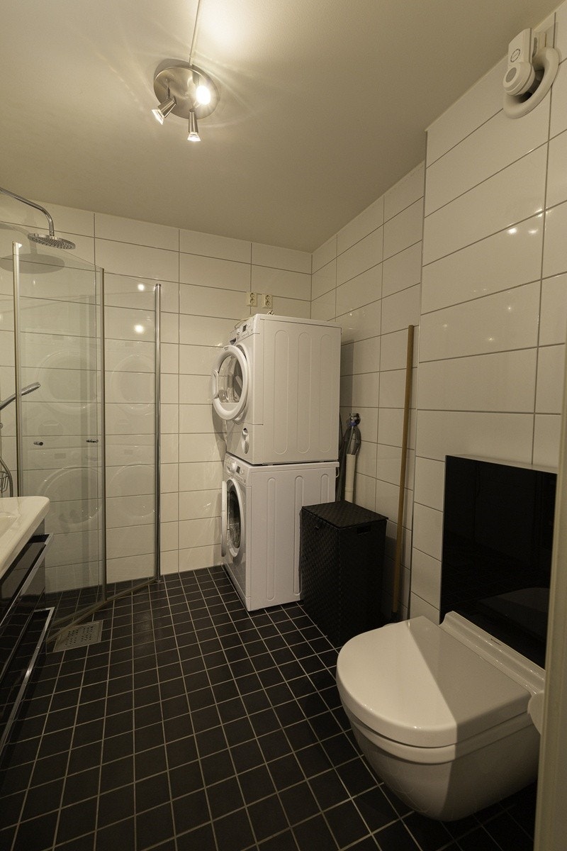 Bad med vaskemaskin og tørketrommel. Galleribilde