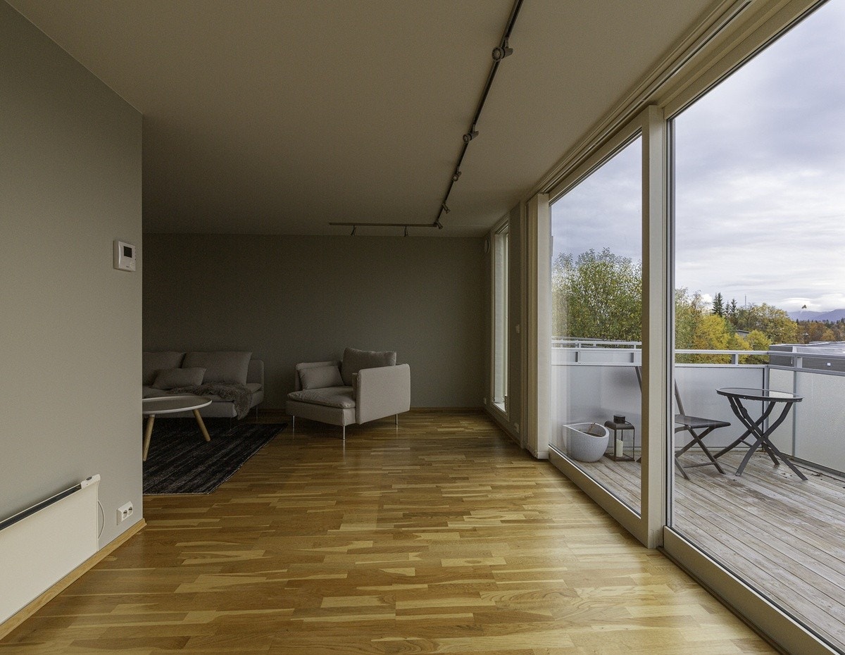 Stuen sett fra det største soverommet, og med terassen til høyre. Galleribilde