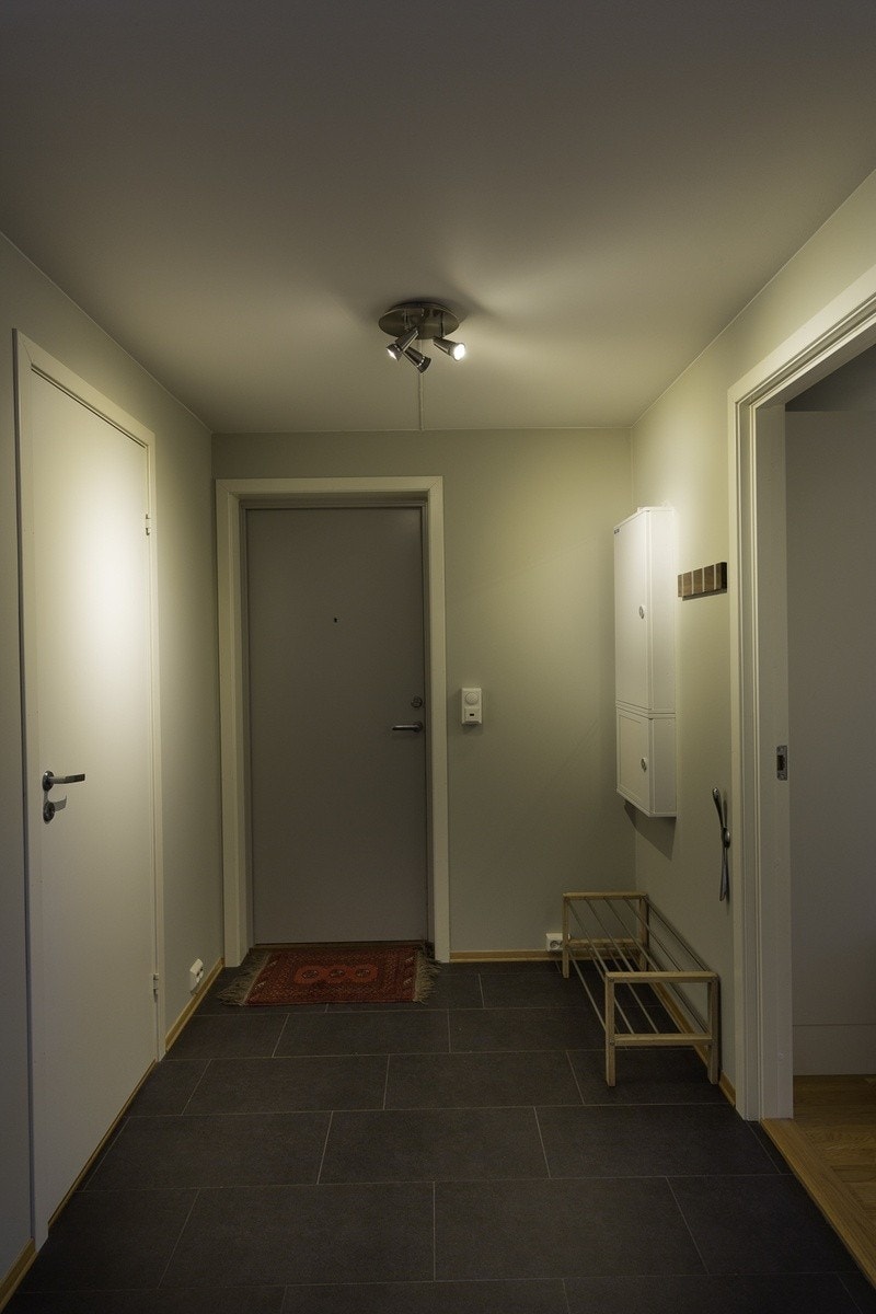 Entré. Til venstre er døren til badet. Til høyre er døren til det minste soverommet. Galleribilde
