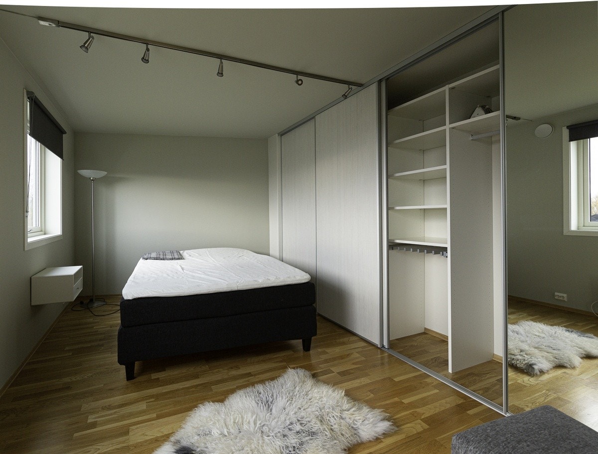 Det største soverommet har en romslig garderobe langs hele langveggen. Galleribilde