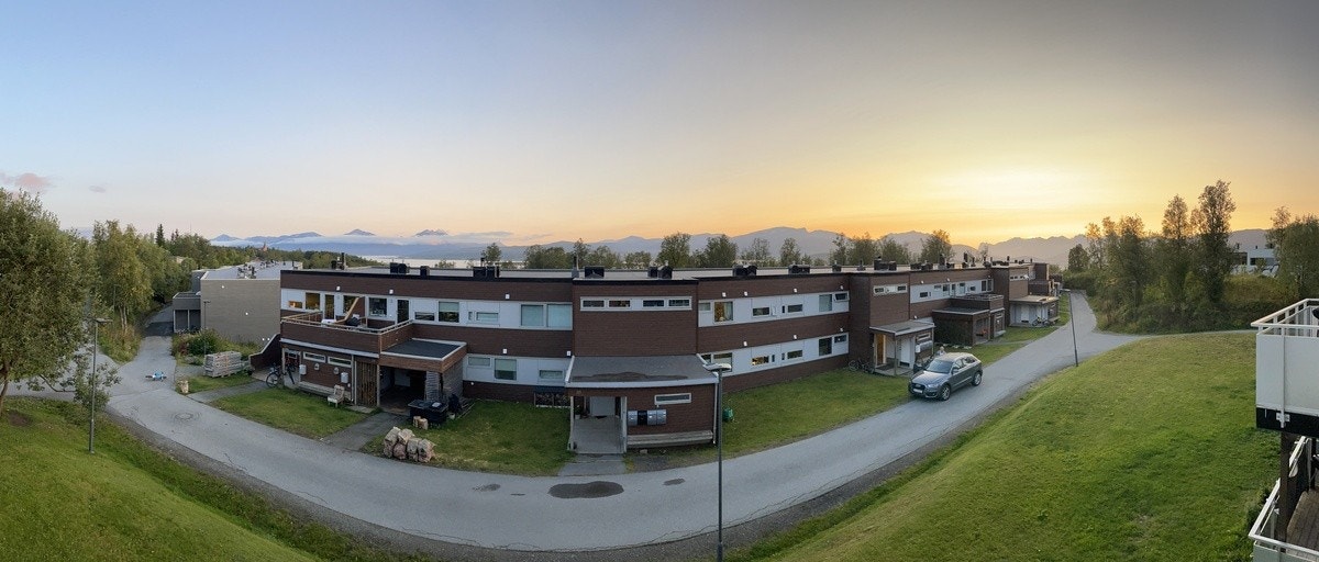 Panoramautsikt mot Kvaløya, fra terassen. Galleribilde