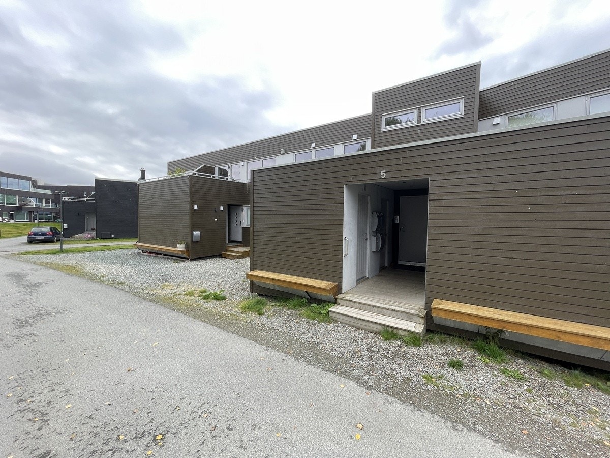 Inngangsparti med boder og postkasser. Galleribilde