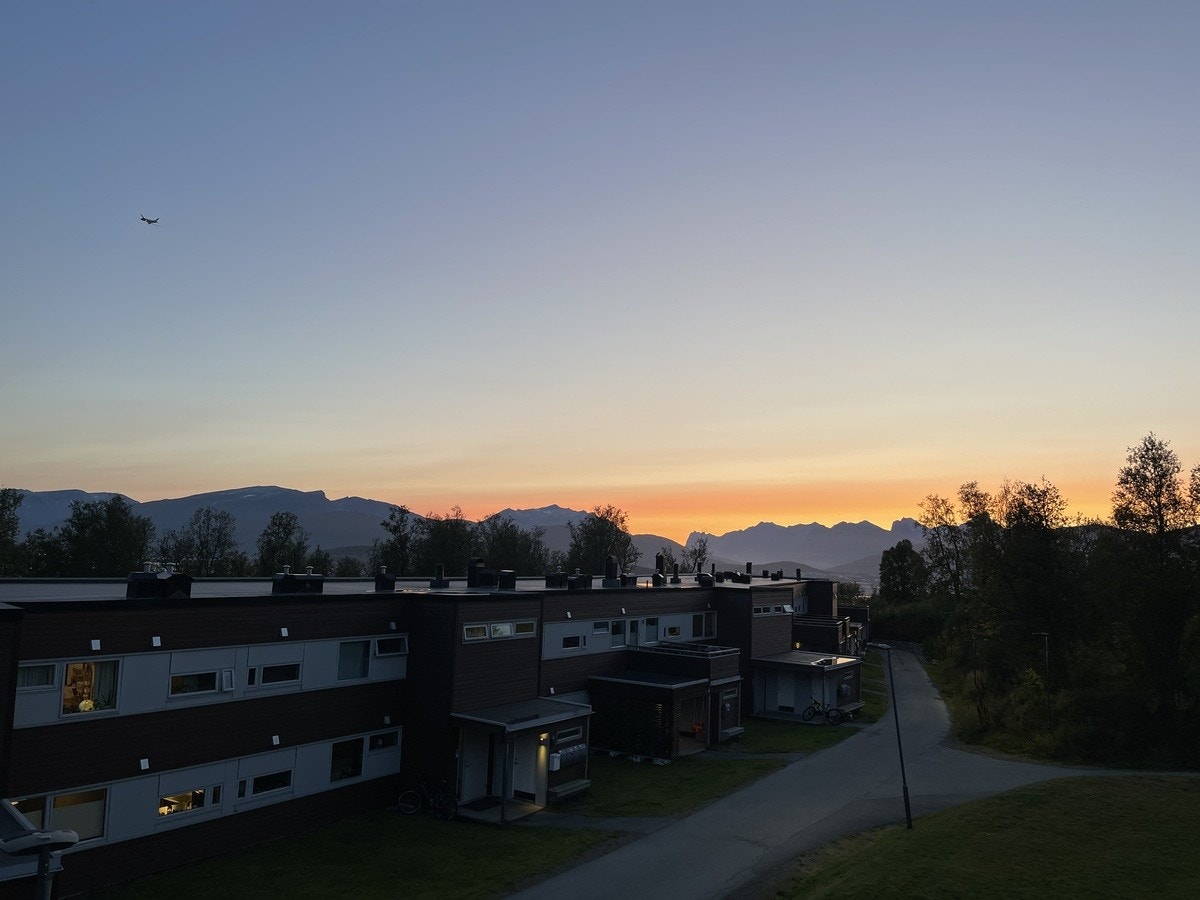 Utsikt mot fjellene på Kvaløya og Ersfjordtraversen, fra terassen. Galleribilde