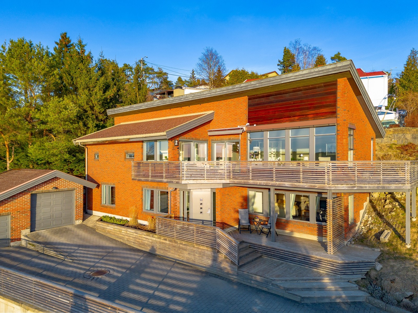 Stor, arkitekttegnet enebolig Galleribilde