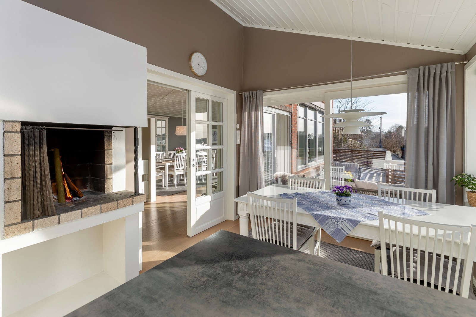 Blir du lei solnedgangen, kan du nyte flammene fra peisen i stedet :-) Galleribilde