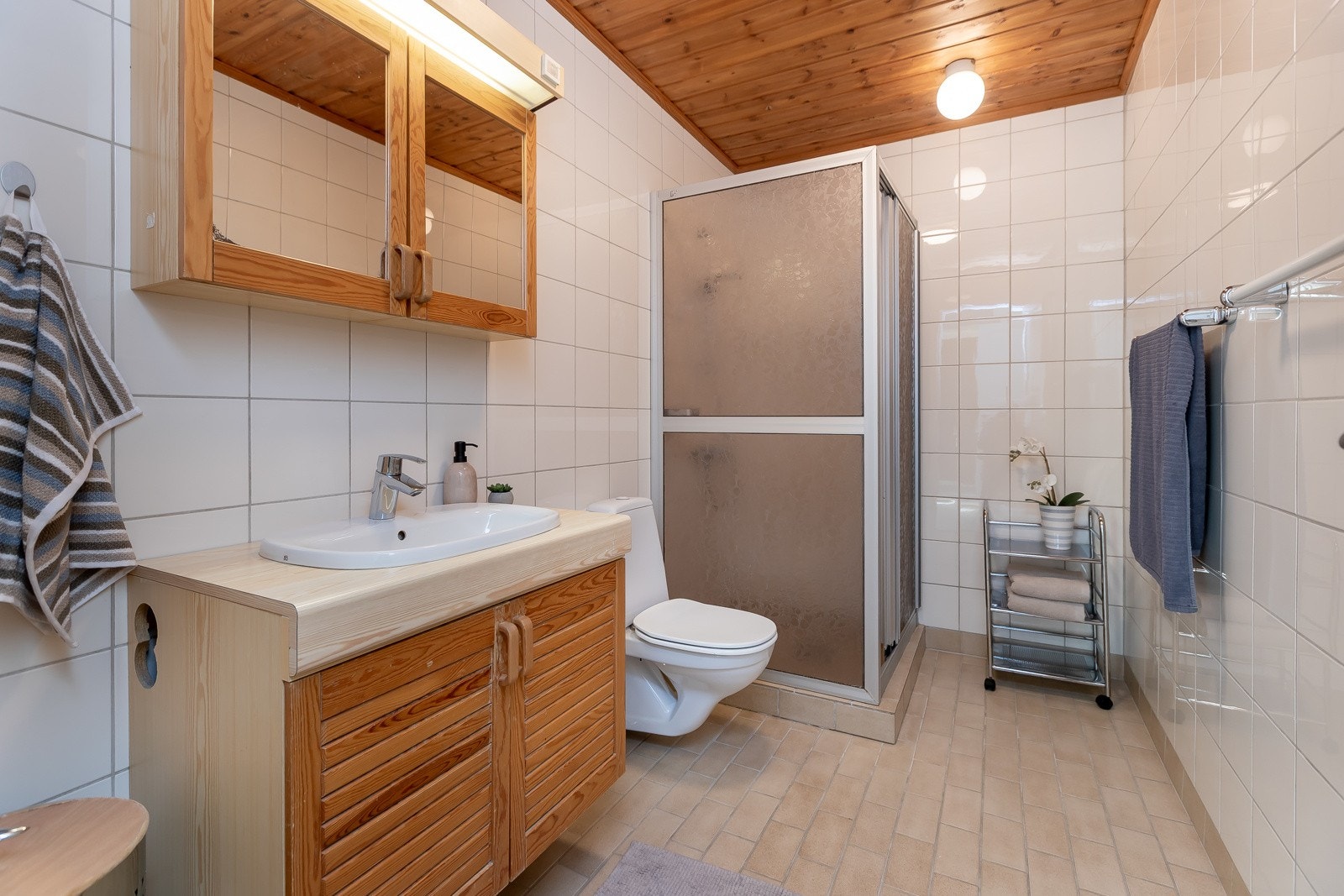 Originalt, enkelt bad i underetasjen Galleribilde