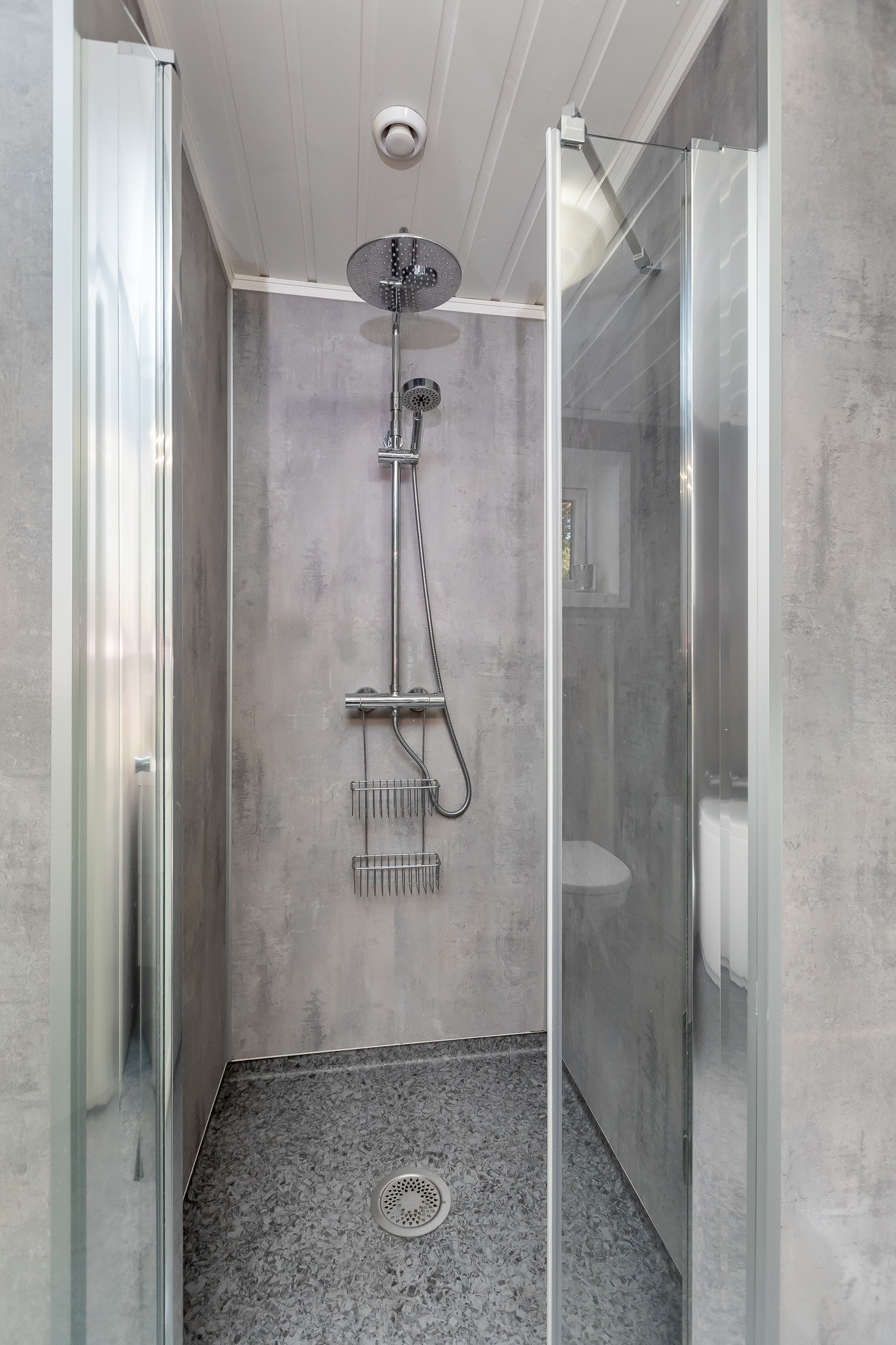 Det er både badekar og dusjnisje Galleribilde