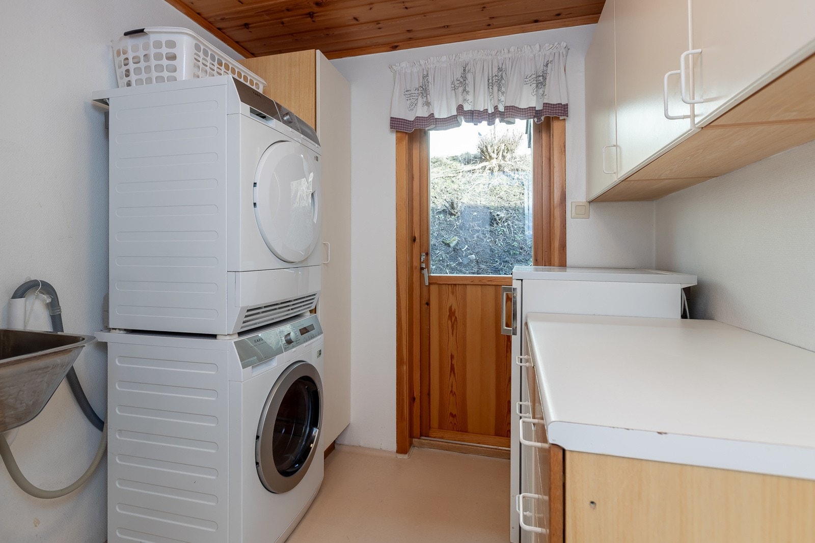 Vaskerommet har enkel standard, og har egen utgang Galleribilde