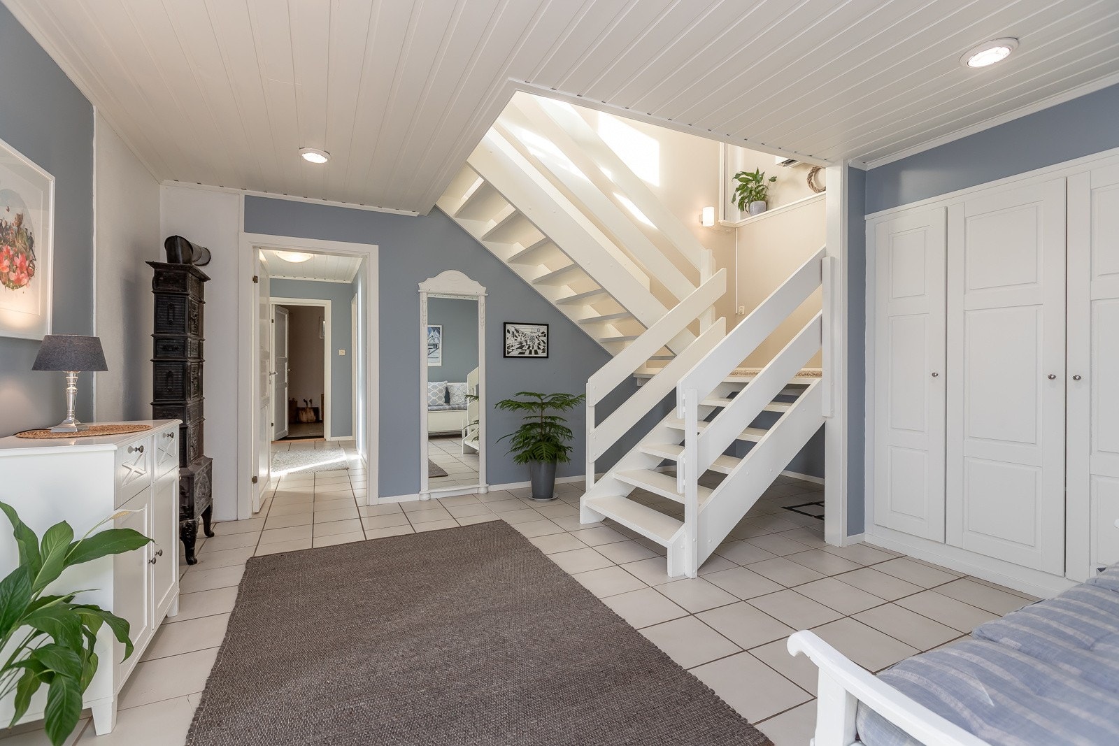 Romslig hall Galleribilde