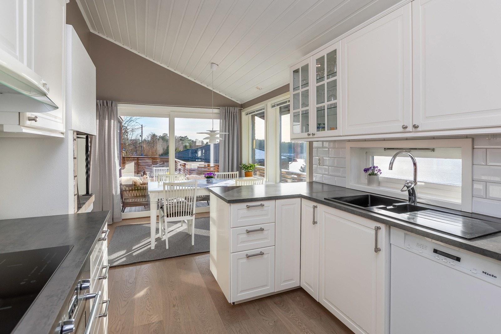 Praktisk kjøkken med praktisk bod innenfor Galleribilde