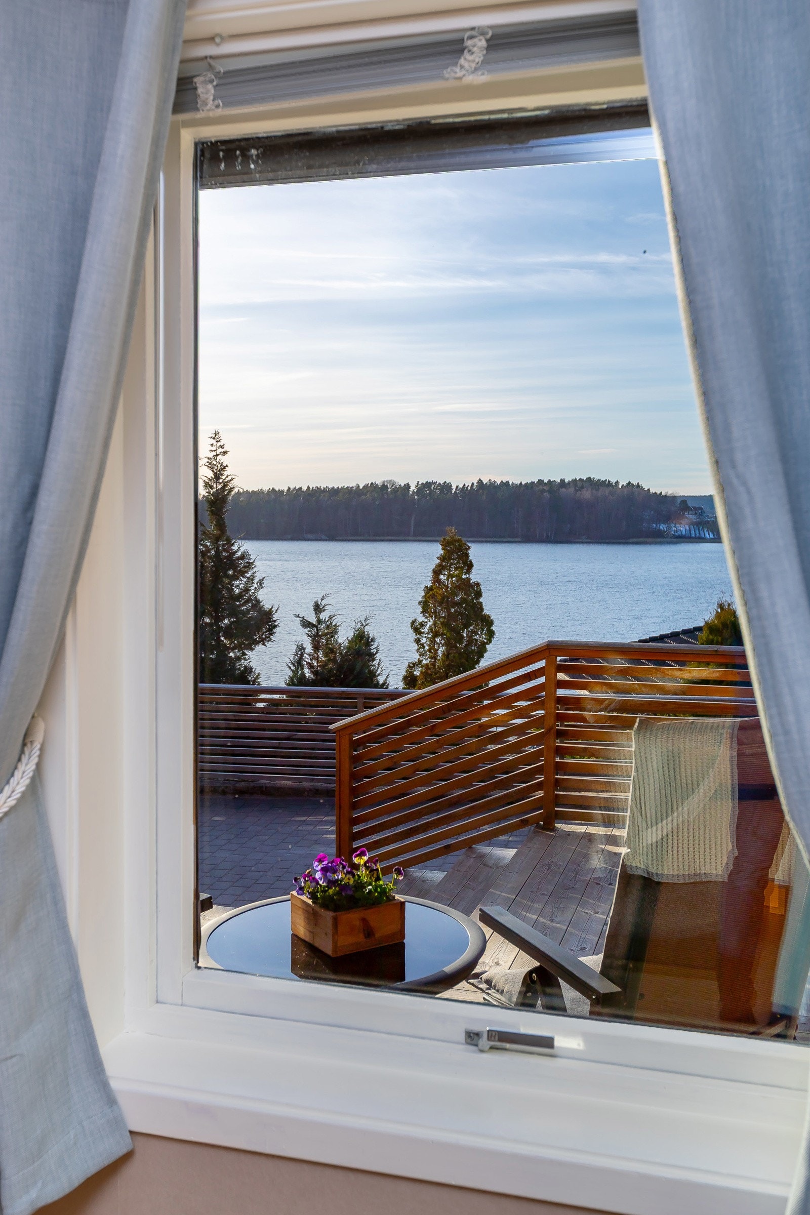 Det er også utsikt til Tunevannet fra underetasjen Galleribilde