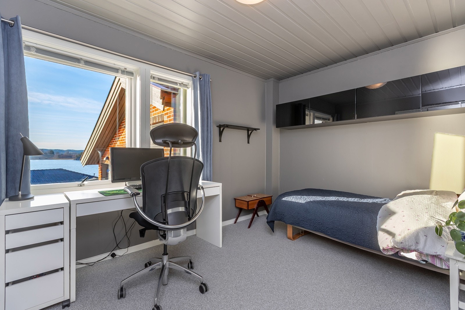 Det er 2 soverom i underetasjen Galleribilde