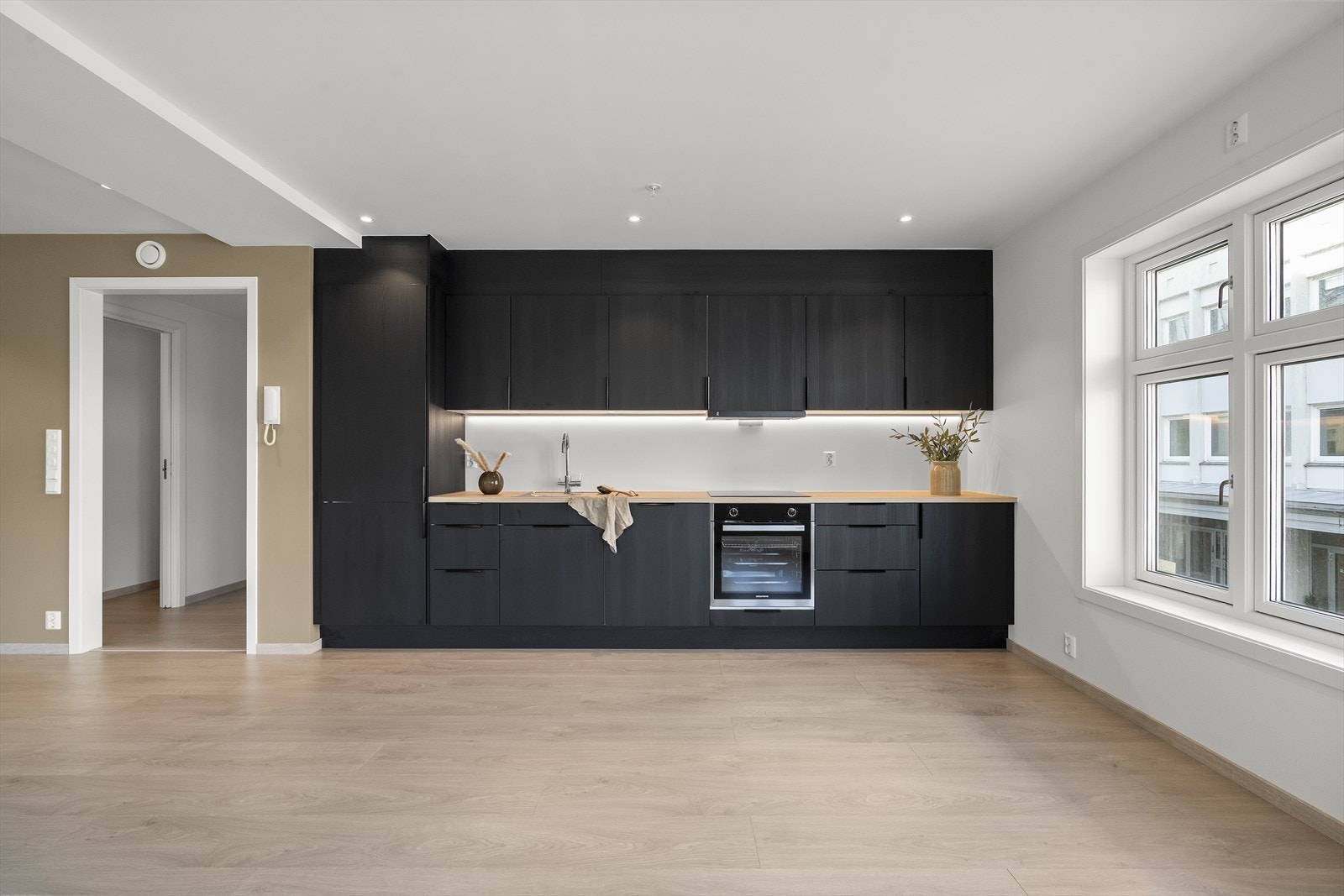 Kjøkken er moderne og er godt utnytta med skap og benkeplass. Galleribilde