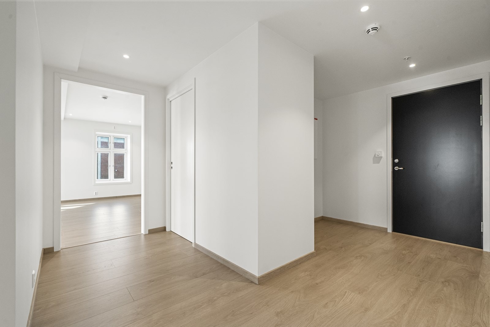 Bod bak skyvedøra. Ellers kan man sette inn ein skyvedør i gangen. Galleribilde